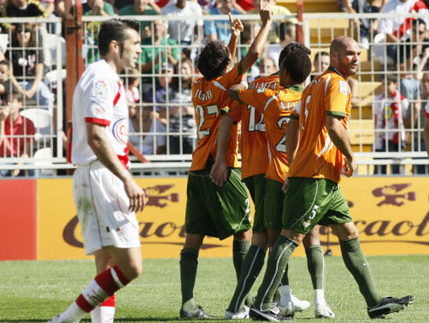Los jugadores verdiblancos celebran uno de los goles marcados en Vallecas.