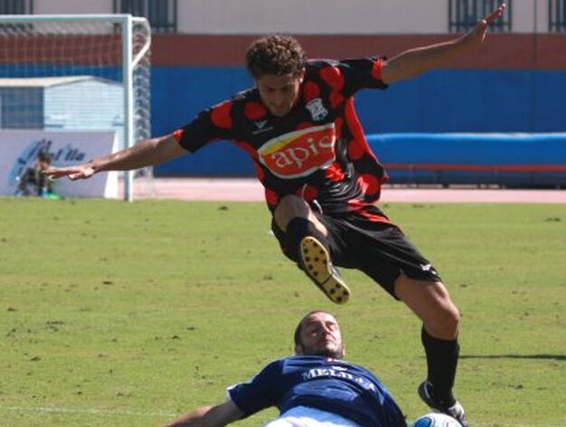 Juan Carlos salva la entrada de un jugador melillense.

Foto: L. O. F