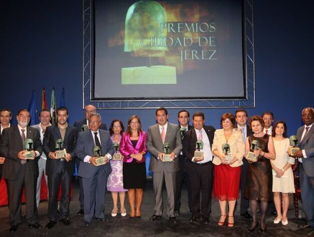 Foto de familia de los galardonados con el Premio Ciudad de Jerez 2009, un acto presidido por la alcaldesa, Pilar S&aacute;nchez.

Foto: Juan Carlos Toro