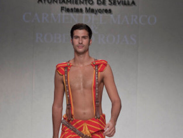 La creaci&oacute;n de Carmen del Marco &amp; Roberto Rojas para el desfile 'Faldas en Hombres' en la V edici&oacute;n de Moda de Sevilla.

Foto: Martin Okuemotto