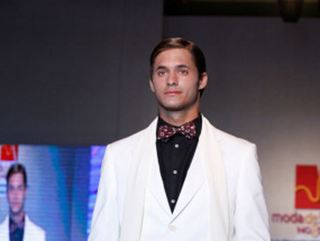 Daniel Carrasco se inspira en 'El Gran Gatsby' para idear un traje chaqueta blanco roto y camisa negra.

Foto: Martin Okuemotto