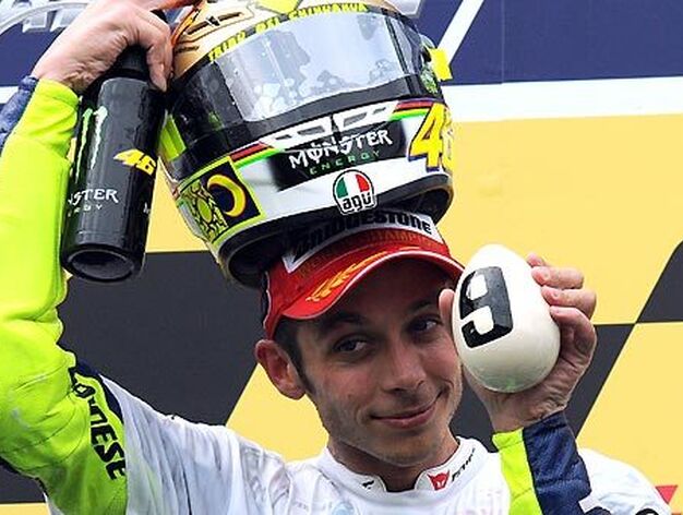 Valentino Rossi (Yamaha) celebra su noveno t&iacute;tulo mundial, el s&eacute;ptimo en Moto GP.

Foto: Afp Photo / Efe / Reuters