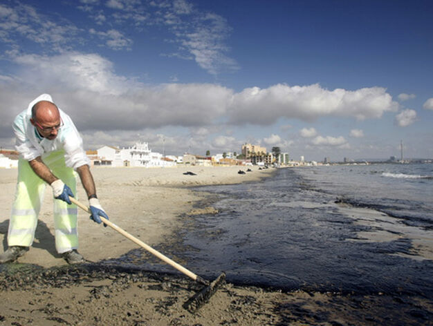 Operarios de limpieza del Ayuntamiento de Algeciras recogen las toneladas de alquitran de la playa del Rinconcillo.

Foto: Erasmo Fenoy