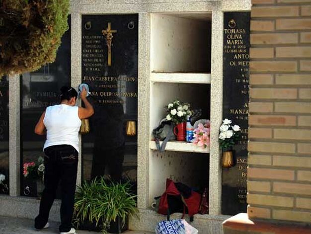 La excelente meteorolog&iacute;a y los atascos para llegar al cementerio marcaron el primero de noviembre en Jerez

Foto: J. C. Toro