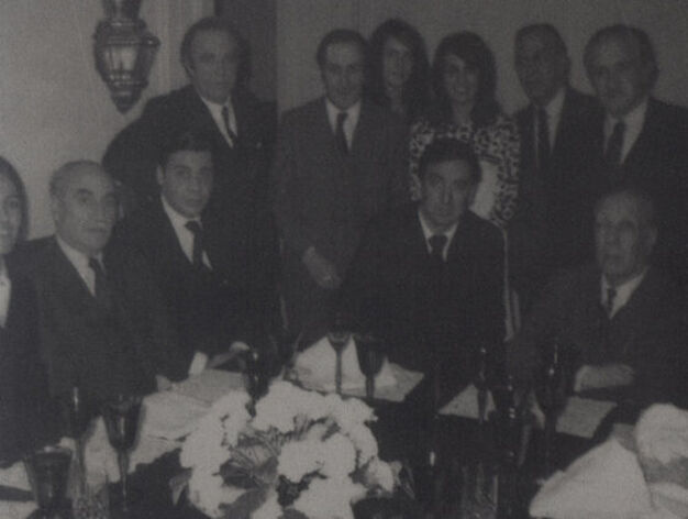En Argentina. Ayala conoci&oacute; a intelectuales como Jorge Luis Borges (a la derecha, sentado, en la foto), quien consigui&oacute; abrirle muchas puertas en su exilio argentino.

Foto: Granada Hoy