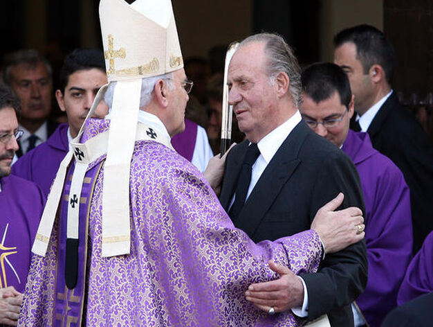 Amigo saluda al Rey en el funeral de don Pedro de Orle&aacute;ns, en Villamanrique.