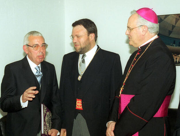 Joaqu&iacute;n Caro Romero, el alcalde Monteseir&iacute;n y el cardenal, en el preg&oacute;n de Semana Santa del primero.