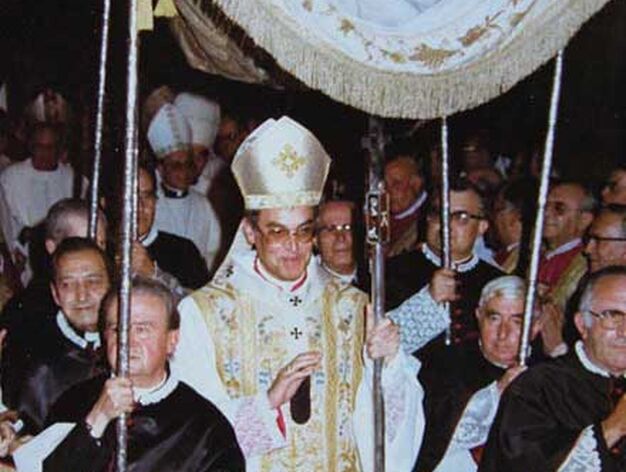Junio de 1982:  Entrada bajo palio en la Catedral de Sevilla del nuevo arzobispo, que contaba con 47a&ntilde;os y proced&iacute;a de la di&oacute;cesis de T&aacute;nger. Una multitud le recibi&oacute; en Sevilla.