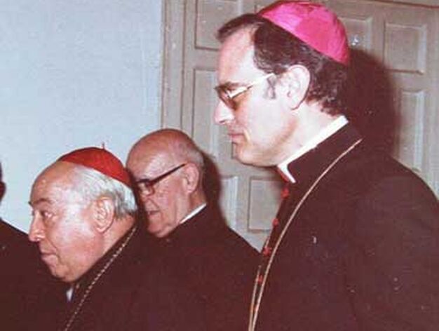 1982: Junto a Bueno Monreal. El cardenal Bueno Monreal camina del brazo de un jovenc&iacute;simo monse&ntilde;or Amigo en su primer a&ntilde;o en Sevilla