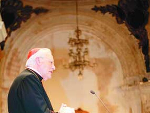 El cardenal de Sevilla, Carlos Amigo Vallejo, en una conferencia oficiada en la iglesia gaditana de San Francisco.