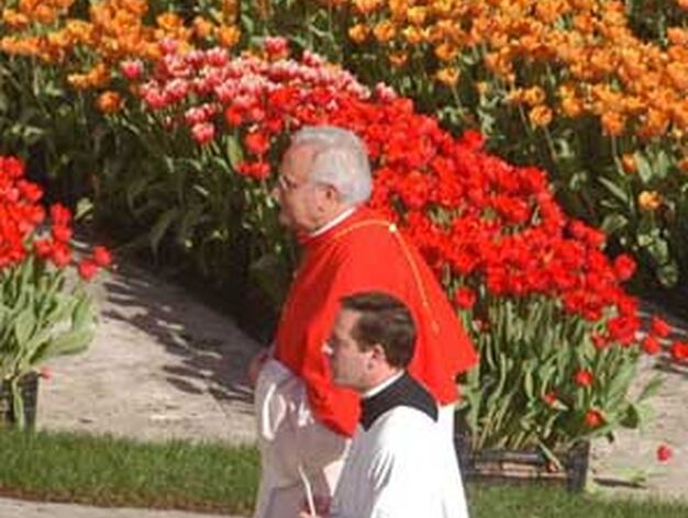 Con su secretario personal, hermano Pablo, en Roma en el Consistorio de octubre de 2003.