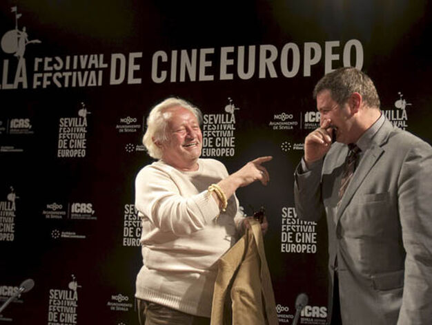 El actor Niels Arestrup, a la izquierda, y el guionista Thomas Bidegain momentos antes presentar 'Un profeta' en el certamen. / Jos&eacute; Manuel Vidal (Efe)