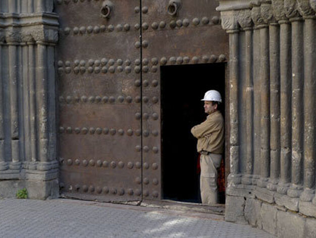 Un obrero en la puerta principalo de la Iglesia de Santa Catalina.

Foto: Jaime Mart&iacute;nez