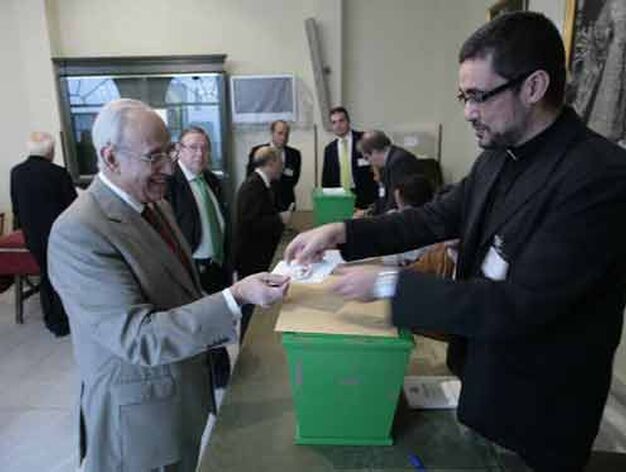 El hermano mayor en funciones ejerce su voto.

Foto: Antonio Pizarro/Juan Carlos Mu?