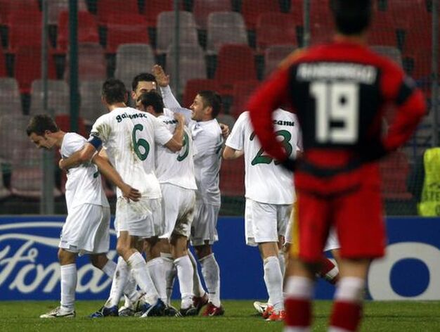 Negredo observa como los jugadores del Unirea celebran su gol. / EFE