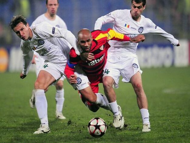 Kanout&eacute; cae ante dos jugadores del Unirea. / AFP Photo