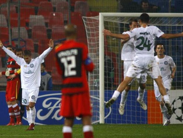 El Sevilla cae en el campo del Unirea con un gol en propia meta de Dragutinovic. / EFE &middot; AFP &middot; Reuters