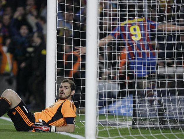 Casillas, en el suelo mientras Ibrahimovic celebra el gol del Barcelona. / AFP Photo