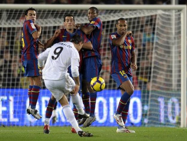 El Bar&ccedil;elona gana al Real Madrid en el Camp Nou con un solitario gol de Ibrahimovic. / EFE &middot; AFP Photo &middot; Reuters