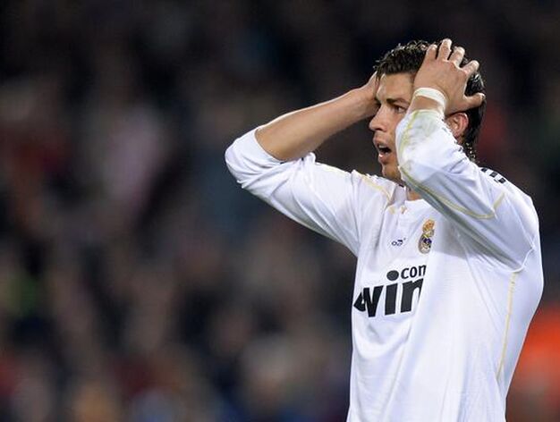 Cristiano Ronaldo se echa las manos a la cabeza. / AFP Photo