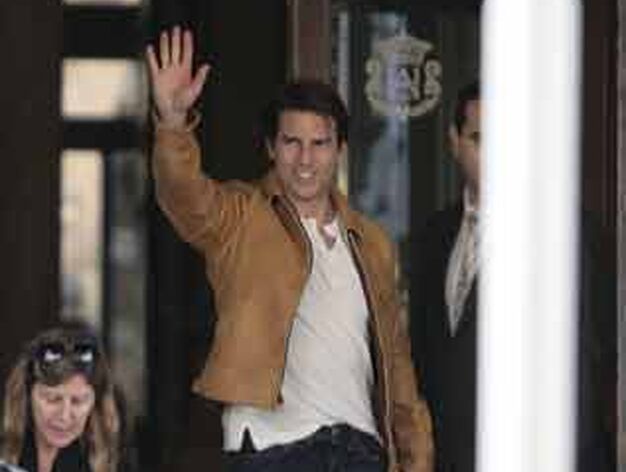 El actor saluda amablemnte a la multitud de personas que le esperaban en la puerta del hotel.

Foto: Manuel G&oacute;mez/Juan Carlos Mu&ntilde;oz