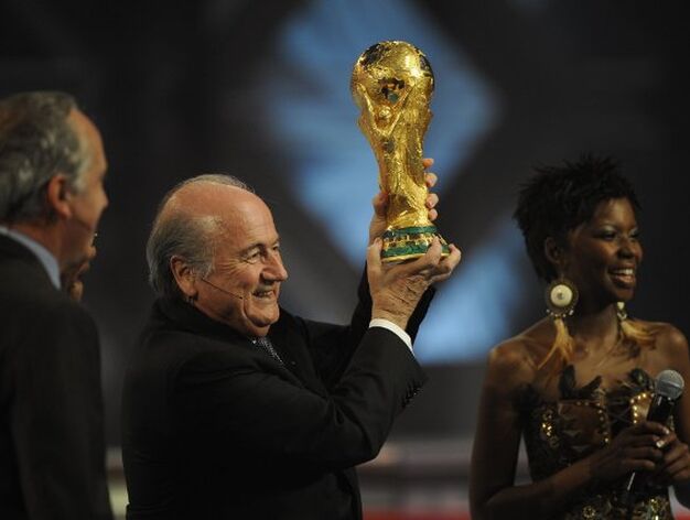 Sepp Blatter, presidente de la FIFA, sostiene el preciado trofeo.

Foto: Agencias