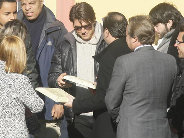 Tom Cruise recibe un obsequio de G&oacute;mez de Celis.

Foto: Antonio Pizarro