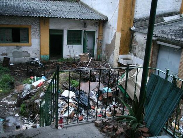 La basura y los escombros se acumulan en uno de los patios interiores de la f&aacute;brica.

Foto: Victoria Hidalgo