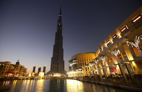 Vista nocturna de la Burj Dubai. / Reuters
