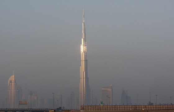 El nuevo 'skyline' de la ciudad con la Burj Dubai. / Reuters