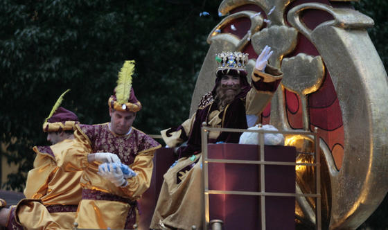 Sobre un trono rojizo, color de reflejos en el lejano oriente, apareci&oacute; el rey Gaspar junto a su s&eacute;quito.

Foto: Juan Carlos Mu&ntilde;oz