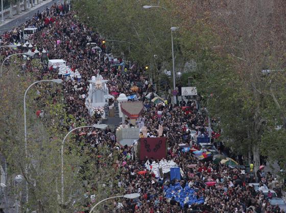 Sevilla se lanza a la calle para disfrutar de la Cabalgata del Ateneo en su recorrido por la ciudad.

Foto: Bel&eacute;n Vargas