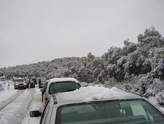 Retenciones provocadas por la nevada en El Pedroso, direcci&oacute;n a Cantillana./ Antonio Escudero