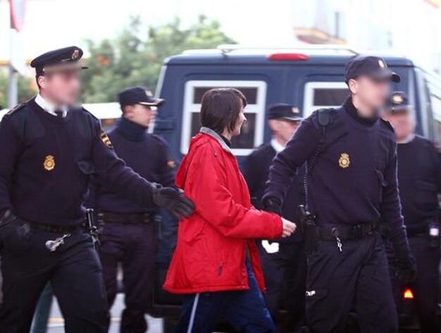 Rosa del Valle, hermana de Santiago del Valle, antes de entrar en el furg&oacute;n policial tras abandonar la Audiencia.

Foto: Alberto Dom?uez