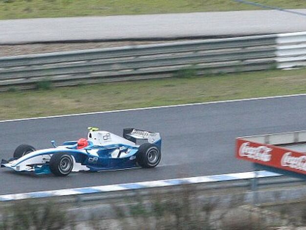 Oficialmente, Schumacher est&aacute; realizando en Jerez &ldquo;tests de  desarrollo&rdquo; en el nuevo coche de la categor&iacute;a GP2. Las pruebas con  los F&oacute;rmula 1 no est&aacute;n permitidas hasta febrero. 

Foto: Pascual
