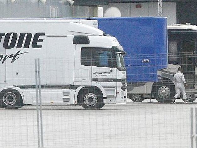 Schumacher se dispone a entrar en su motor-home.

Foto: Pascual