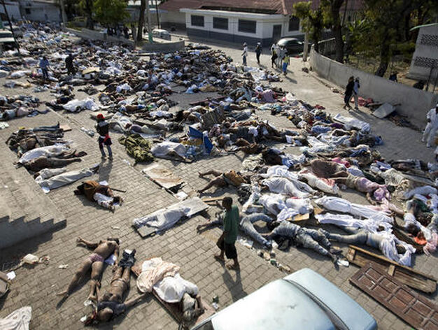 Decenas de cuerpos yacen frente a la morgue del Hospital General de Puerto Pr&iacute;ncipe.

Foto: Agencias