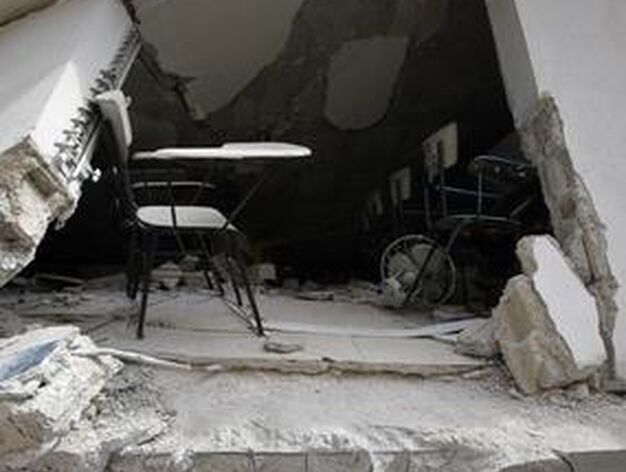 Gente busca supervivientes entre las ruinas de un colegio.

Foto: Agencias