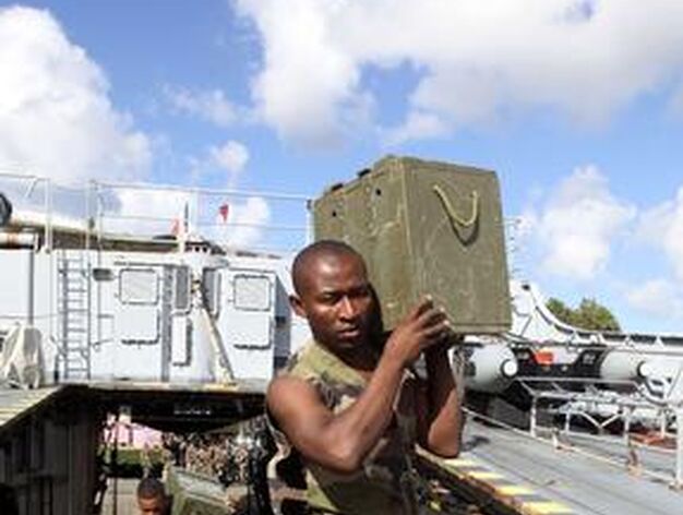 Soldados franceses cargan material en el Francis Garnier para llevar ayuda de emergencia a Hait&iacute;.

Foto: Agencias