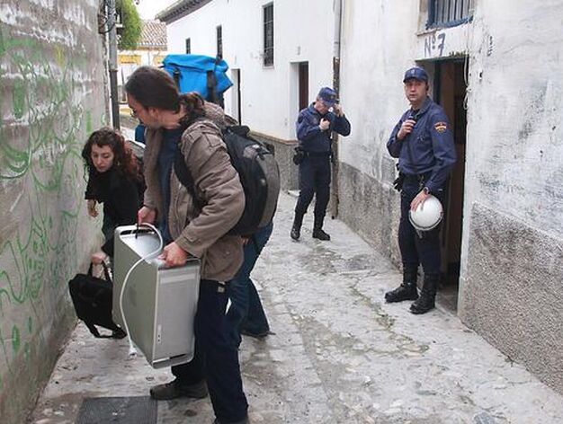 Seis ocupas son desalojados de la Casa del Aire, en el n&ordm; 7 de la calle Zenete del barrio granadino del Albaic&iacute;n.

Foto: Pepe Torres