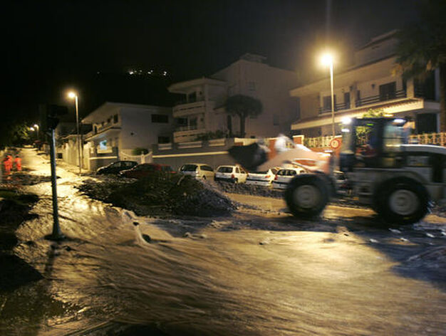 Da&ntilde;os en una calle de Santa Cruz de Tenerife por las intensas lluvias.

Foto: Desir&eacute;e Mart&iacute;n (Afp)