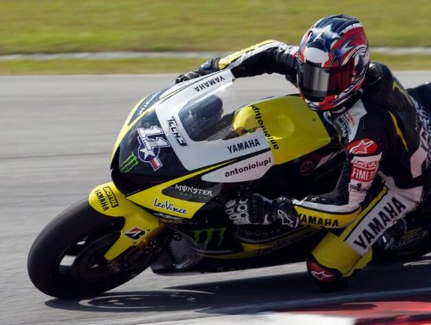 El piloto estadounidense de MotoGP Ben Spies, del equipo Monster Yamaha, toma una curva durante la primera jornada de entrenamientos

Foto: Agencias