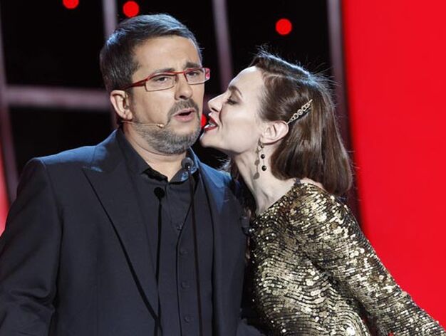 Natalia Verbeke besa a Andreu Buenafuenta. / Reuters