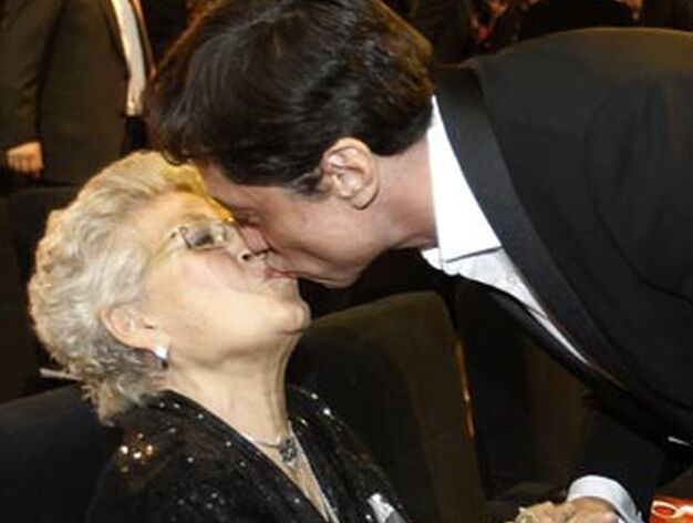 El actor Carlos Bardem besa a su madre, Pilar Bardem. / REUTERS