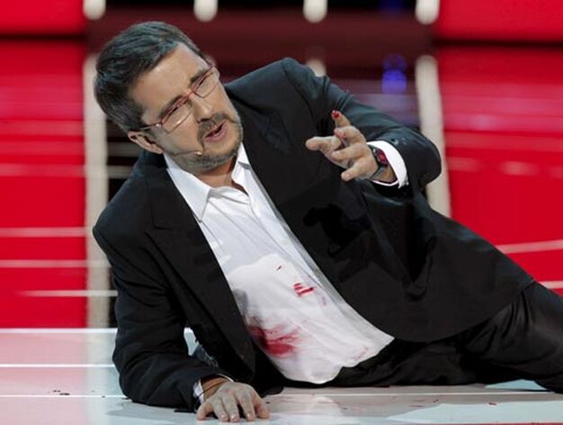 El presentador Andreu Buenafuente recibe un disparo ficticio que, presuntamente, le impedir&aacute; presentar la gala del pr&oacute;ximo a&ntilde;o. / Efe