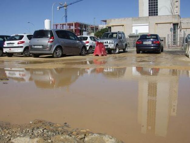 Las intensas lluvias han provocado la inundaci&oacute;n de una zona cercana al bulevar que se usa como aparcamiento.

Foto: Bel&eacute;n Vargas