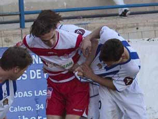 Un jugador del Granada forcejea con tres rivales

Foto: Pascu M&eacute;ndez (LOF)