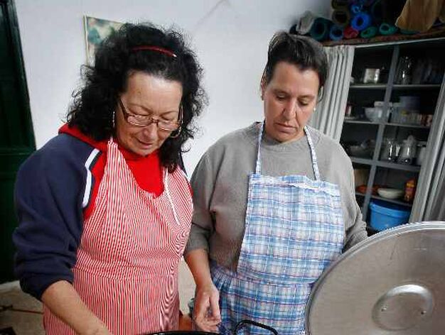 Charo y Mar&iacute;a preparan la comida en el colegioSanto &Aacute;ngel, ayer. 

Foto: Pascual