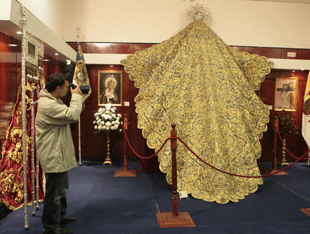 El manto de salida de la Virgen, restaurado por Jes&uacute;s Rosado y presentado en la exposici&oacute;n.

Foto: Juan Carlos Mu&ntilde;oz