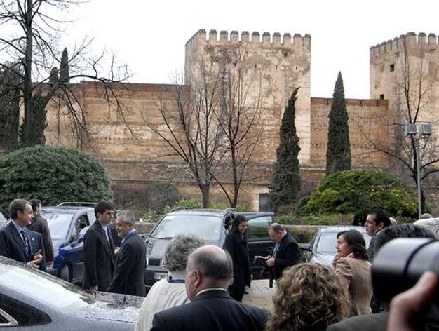 Zapatero antes de comparecer en la Alhambra 

Foto: Jes&uacute;s Ochando